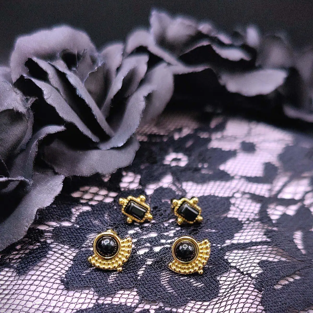 Halo Honey Studs Sleek Stone Studs Schwarz