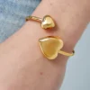 Goldfarbenes Harmony Hug Bangle aus Edelstahl mit PVD-Beschichtung, Herz-Design