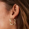 Goldene Creolen „Pearl Swirl Hoops“ mit gedrehtem Design und Perlen – Edelstahl mit PVD-Beschichtung, elegant getragen