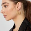 Goldene Creolen „Shimmer Shine Hoops“ mit feiner Struktur – Edelstahl mit PVD-Beschichtung, elegant getragen