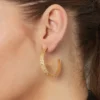 Goldene Creolen „Shimmer Shine Hoops“ mit feiner Struktur – Edelstahl mit PVD-Beschichtung, elegant getragen